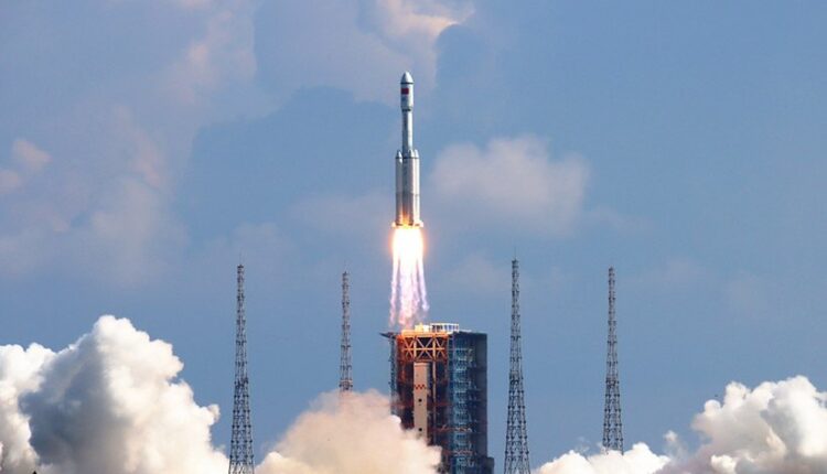 پرتاب حامل فضایی لانگ مارچ-۷ برای فرستادن فضاپیمای تیانژو-۳ به ایستگاه فضایی چین