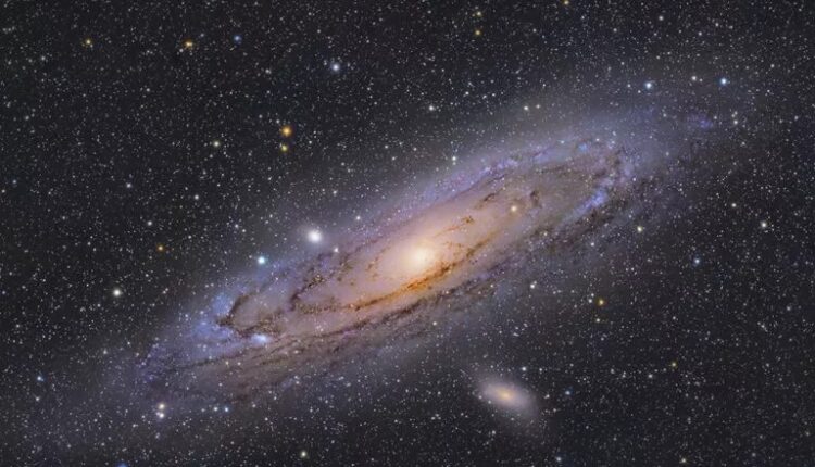 علت شکل عجیب وسط کهکشان آندرومدا