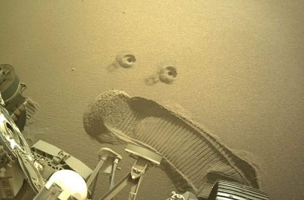 چهره‌ای در حال فریاد زدن روی مریخ