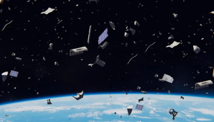 سقوط زباله‌های فضایی