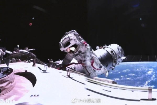 فضانوردان «شن‌جوئو-17» دومین ماموریت خارج از سفینه را انجام می‌دهند