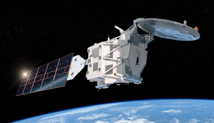 ماهواره ارث‌کر اولین بار در سال ۲۰۰۴ توسط شرکت ایرباس (Airbus) و ۷۵ شرکت زیرمجموعه طراحی و ساخته شد.