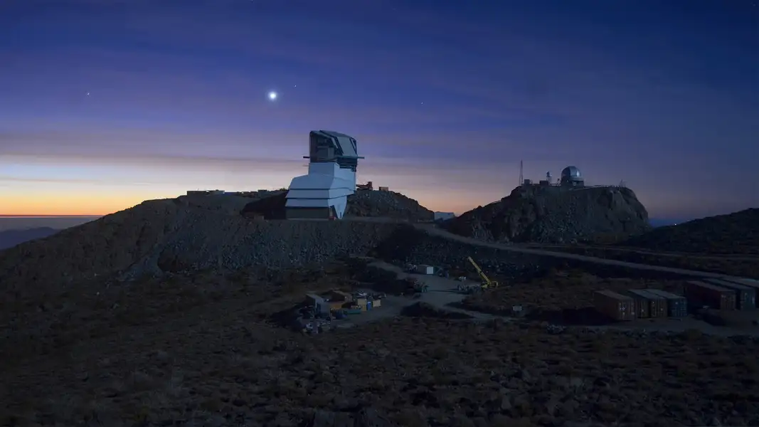 این تلسکوپ قرار است هر شب حدود ۲۰ ترابایت داده تولید کند و کاوش ده ساله‌ آن زمینه ایجاد یک پایگاه داده‌ اخترشناسی به میزان ۱۵ پتابایت را فراهم خواهد کرد.